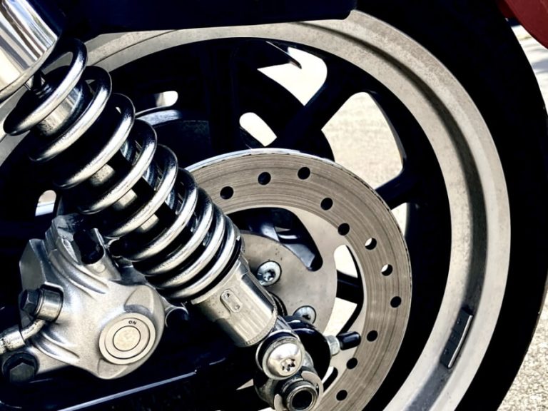 ディスクとドラムブレーキの違い